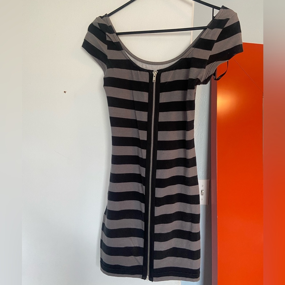Guess xsmall back zipper tshirt dress